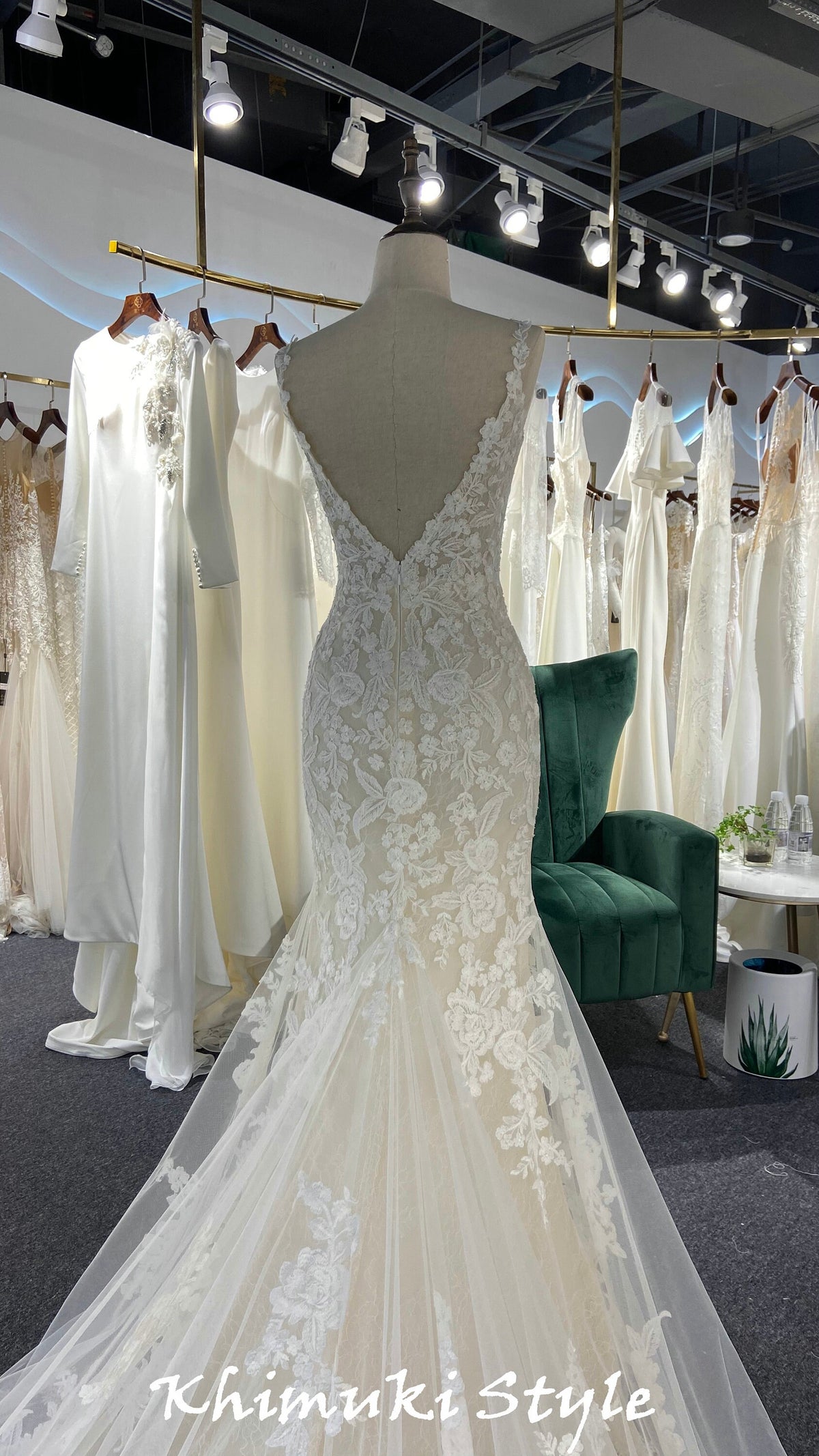 Classic V-back Floral Lace Bridal Dress